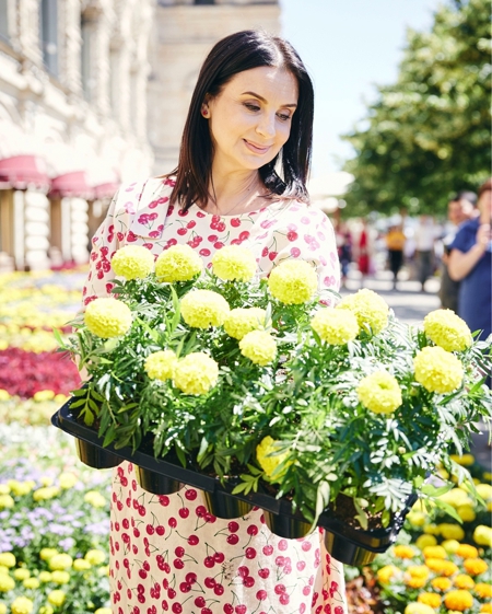 Ксения Собчак, Лиза Арзамасова, Екатерина Стриженова на фестивале цветов в ГУМе