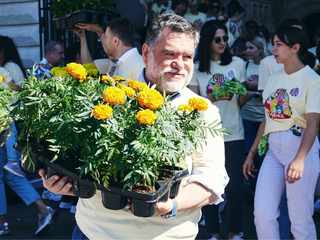 Ксения Собчак, Лиза Арзамасова, Екатерина Стриженова на фестивале цветов в ГУМе